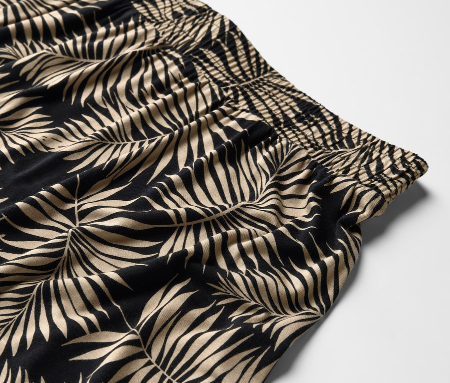 Zbliżenie na wzór liści na spódnicy z dżerseju.