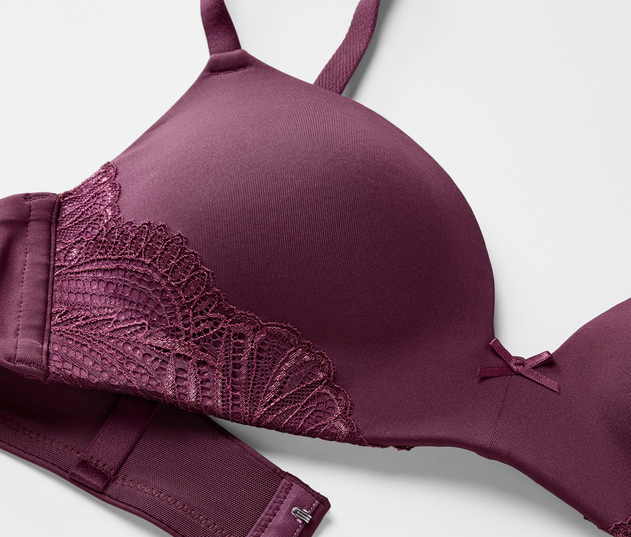 Zbliżenie na bordowy biustonosz z miękkimi miseczkami.