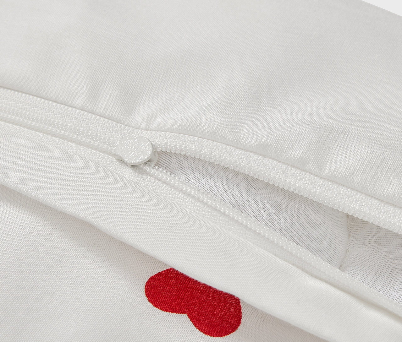 Detal dziecięcej pościeli z bawełny renforcé, 100 x 135 cm, z czerwonymi sercami i zamkiem błyskawicznym.