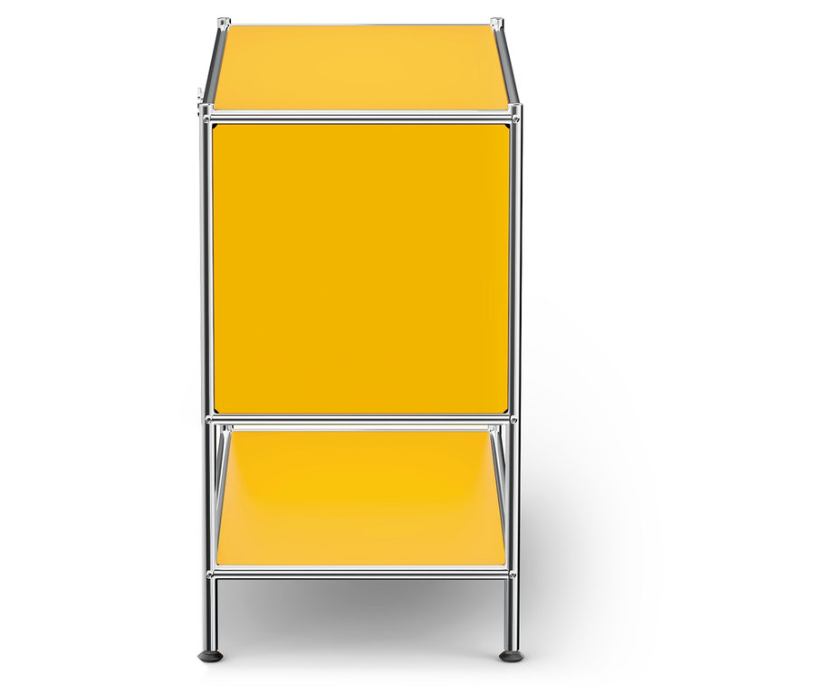 Żółta półka z chromowaną ramą.