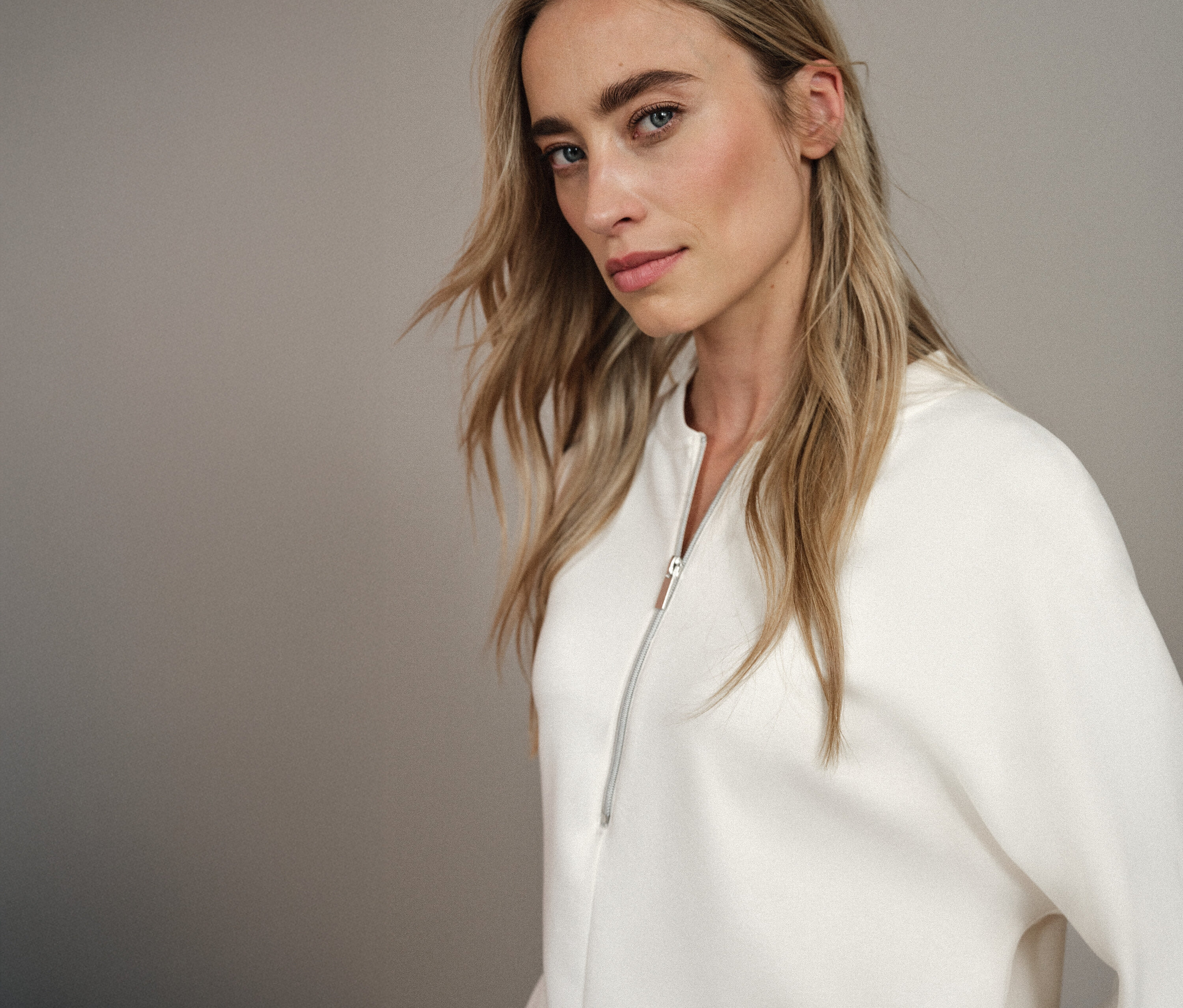 Kobieta ma na sobie koszulkę z mieszanki modalu od Street One.