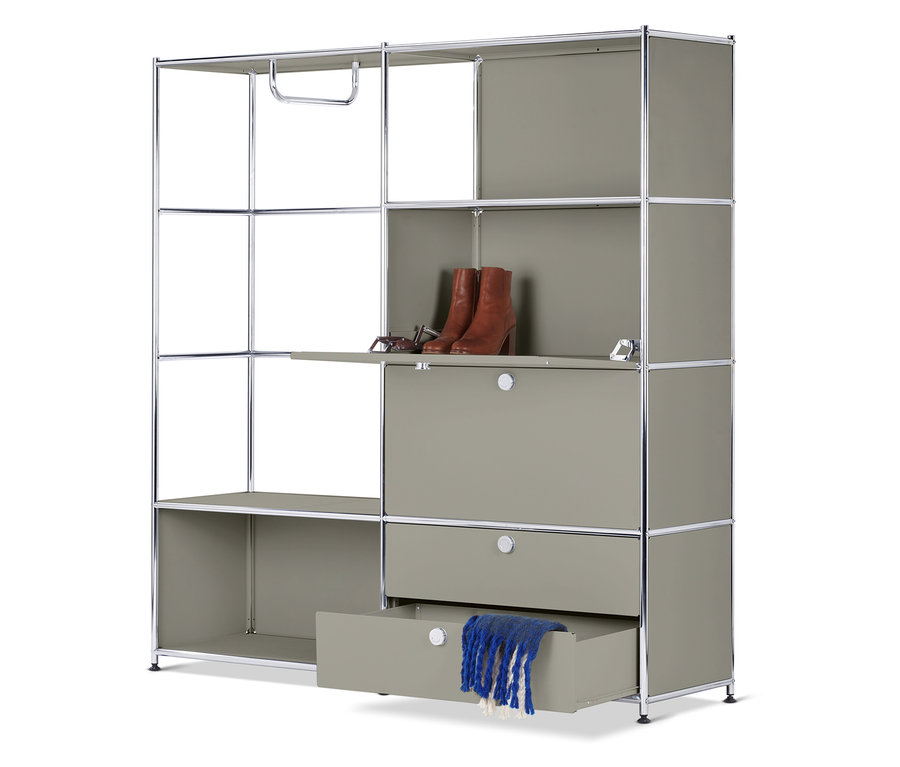 Szafka na buty z otwartą szufladą, na której leży niebieski szal, w górnej części szafki na buty znajdują się buty i okulary.