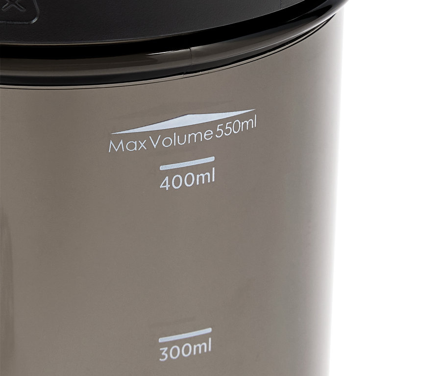 Szczegół szarego pojemnika z czarną pokrywką i białymi oznaczeniami objętości 300 ml, 400 ml i maksymalnej objętości 550 ml.
