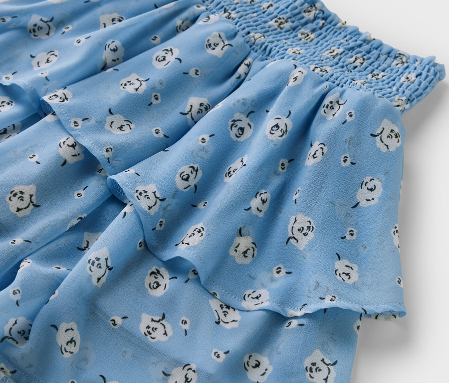 Zbliżenie na spódnicę ze spodenkami w kwiatowy wzór.