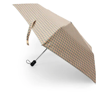 Otwarty składany parasol we wzór w kratę.