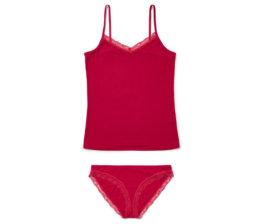 Czerwony top na ramiączkach z koronkowymi detalami leży nad dopasowanymi czerwonymi majtkami z koronką.