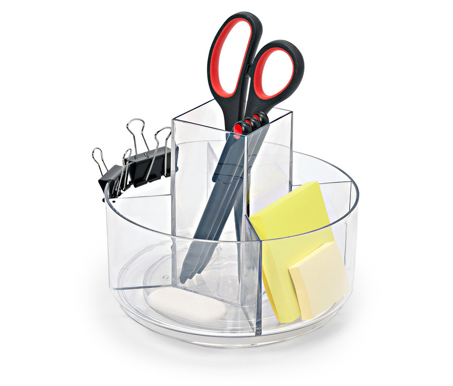 Przezroczysty, obrotowy organizer na biurko z nożyczkami, długopisem, klipsami, notatnikami i gumką.