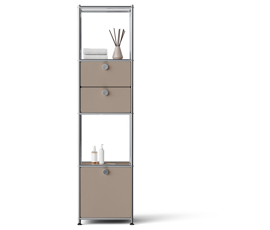 Wąski metalowy regał z dwiema szufladami, szafką i otwartymi półkami z ręcznikami, dyfuzorem zapachowym i butelkami.