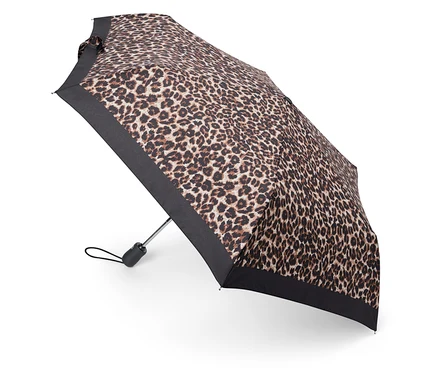 Otwarty parasol w panterkę z czarną obwódką.