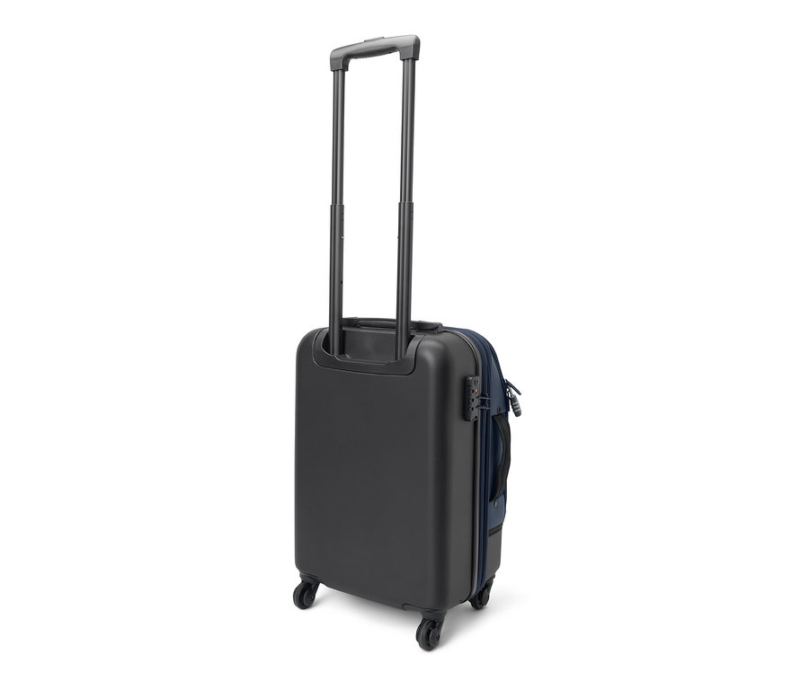 Zbliżenie na walizkę hybrydową, małą, z wysuwaną rączką i kółkami.