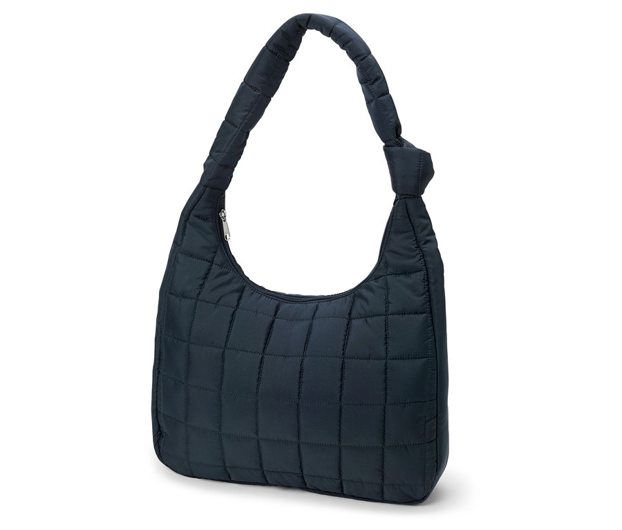 Granatowa, pikowana torebka z jednym paskiem na białym tle.