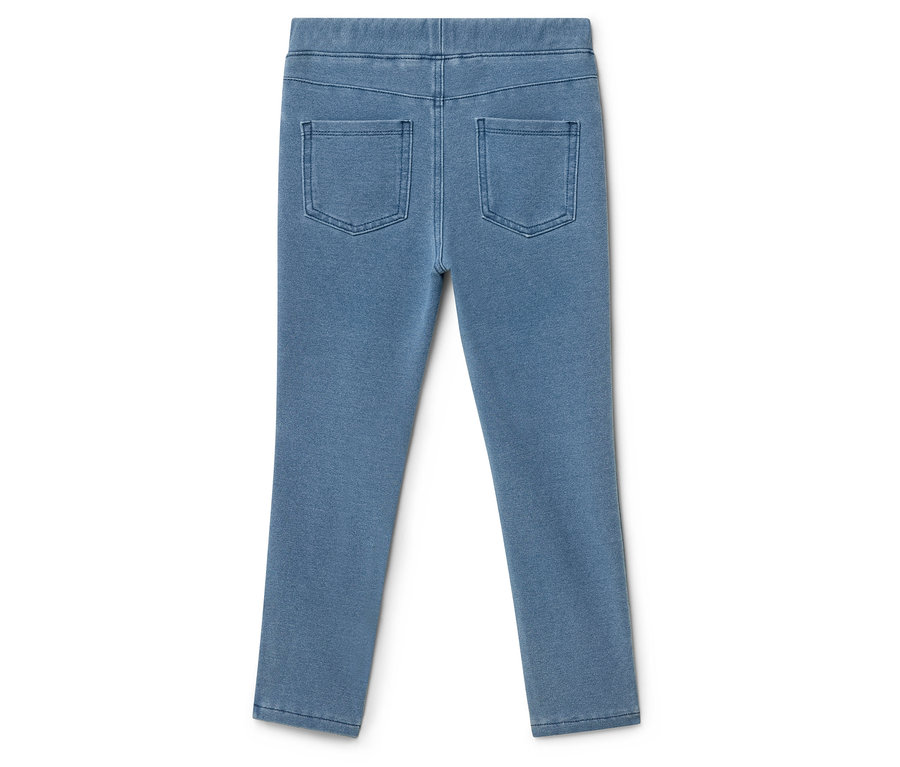 Jasnoniebieskie legginsy z dwiema tylnymi kieszeniami leżą na białym tle.