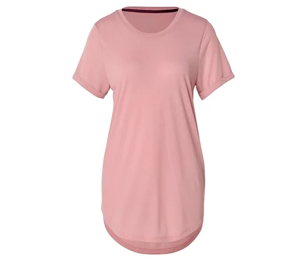 Zbliżenie na różowy T-shirt z krótkimi rękawami i zaokrąglonym dołem.