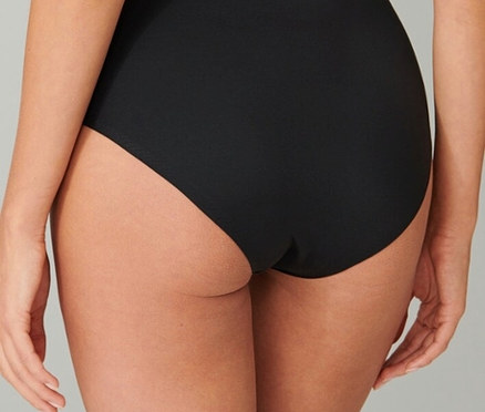 Widok z tyłu kobiety w czarnych majtkach.