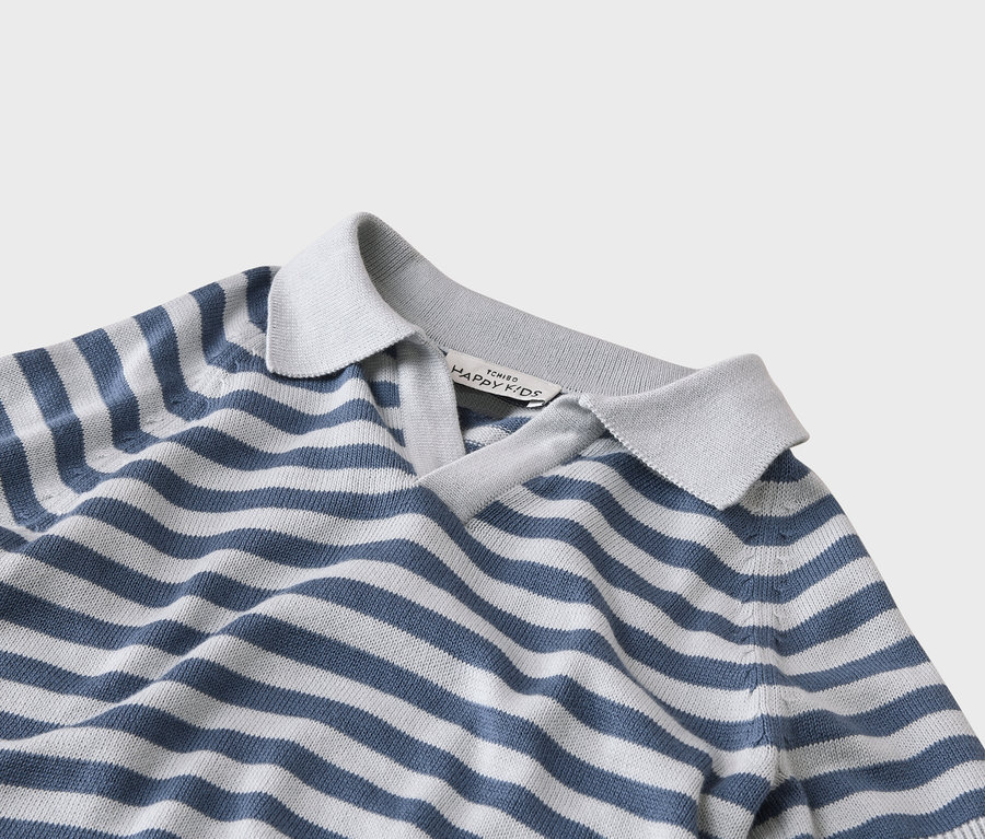 Zbliżenie na polo w paski w kolorze szarym i niebieskim.