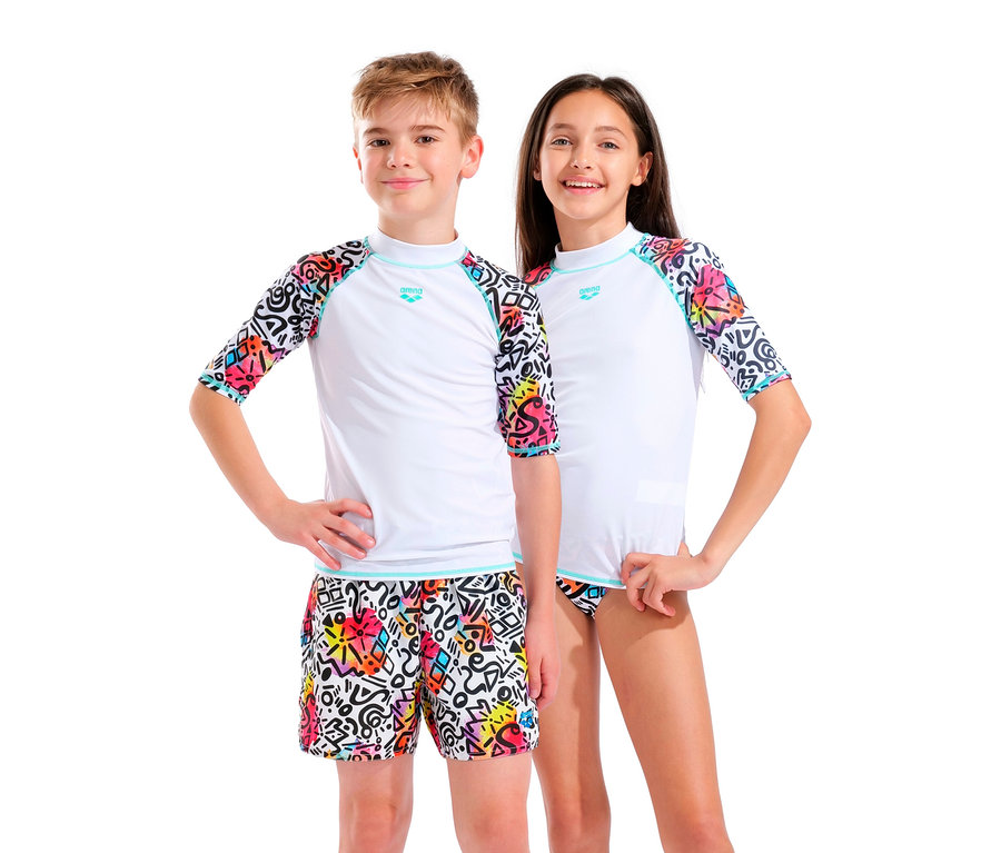 Chłopiec i dziewczynka stoją obok siebie, ubrani w pasujące stroje kąpielowe z kolorowymi wzorami.
