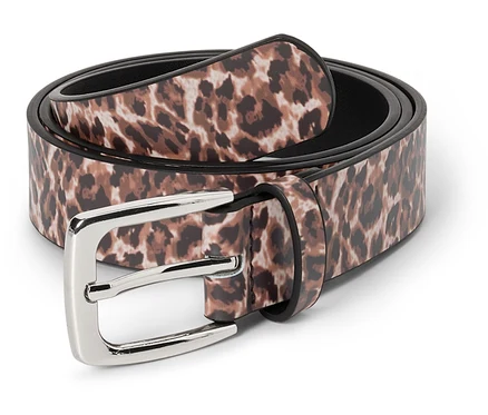 Zwinięty pasek w panterkę ze srebrną klamrą leży na białym tle.