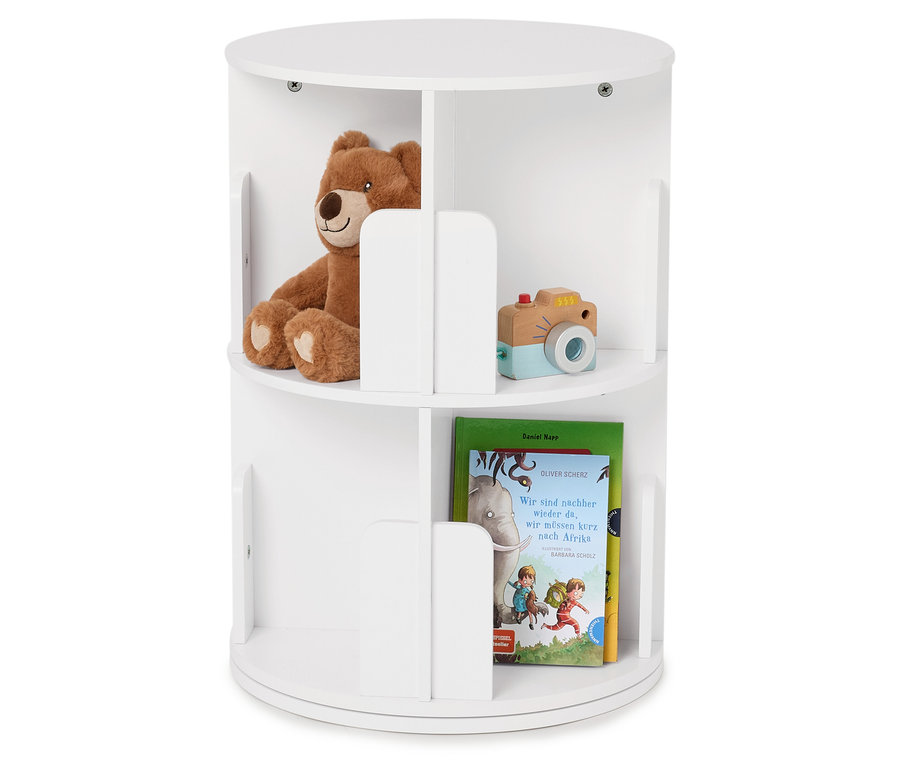 Na białym, okrągłym regale obrotowym znajduje się pluszowy miś, zabawkowy aparat fotograficzny i książka.