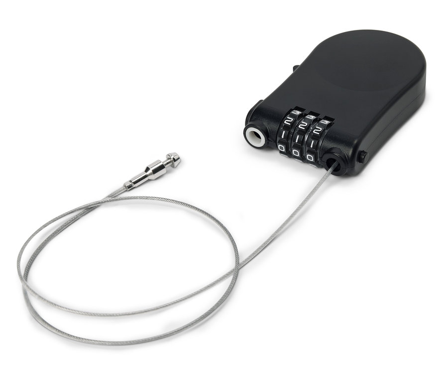 Czarny zamek szyfrowy z stalową linką leży na białym tle.