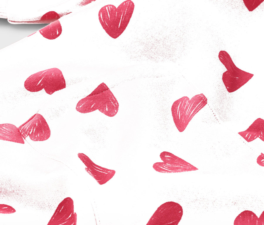 Zbliżenie na białą tkaninę w czerwone serca.