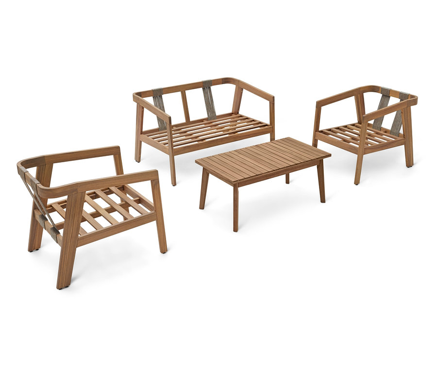 Zestaw drewnianych mebli ogrodowych składający się z sofy, dwóch krzeseł i stołu stojących na białym tle.