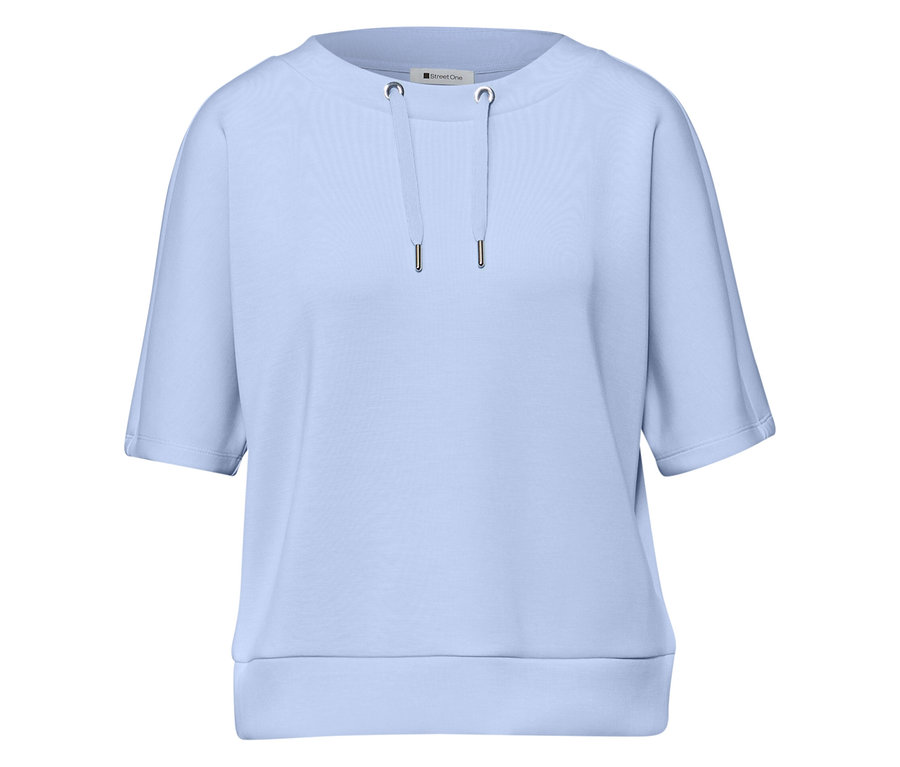 Jasnoniebieska koszulka Street One z krótkimi rękawami i sznurkiem przy dekolcie.