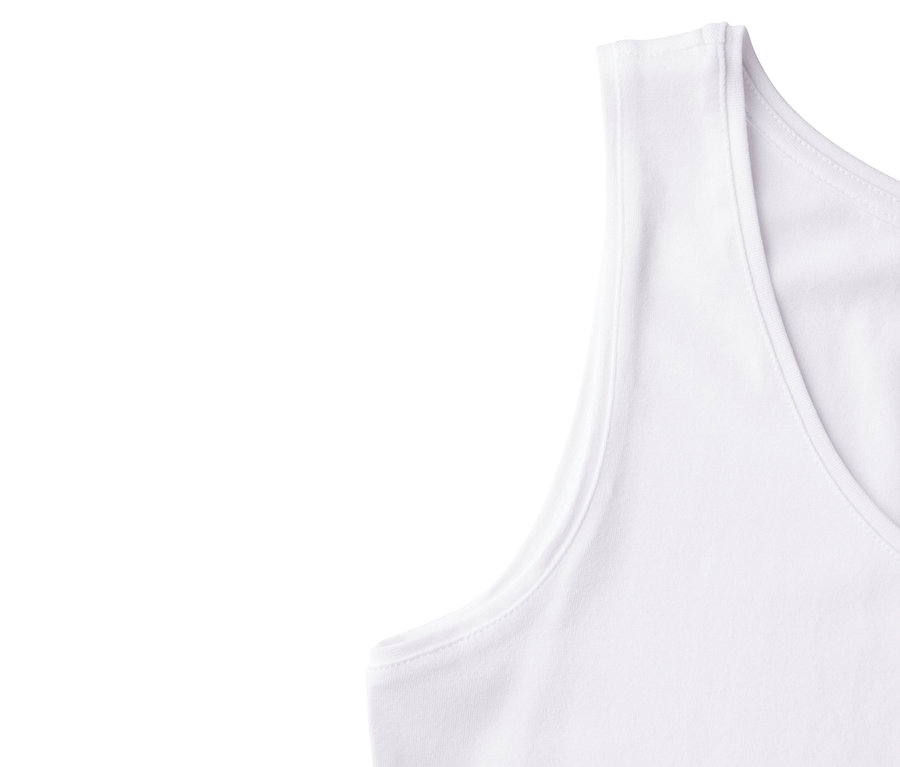 Zbliżenie na biały top basic Street One z dekoltem w serek.