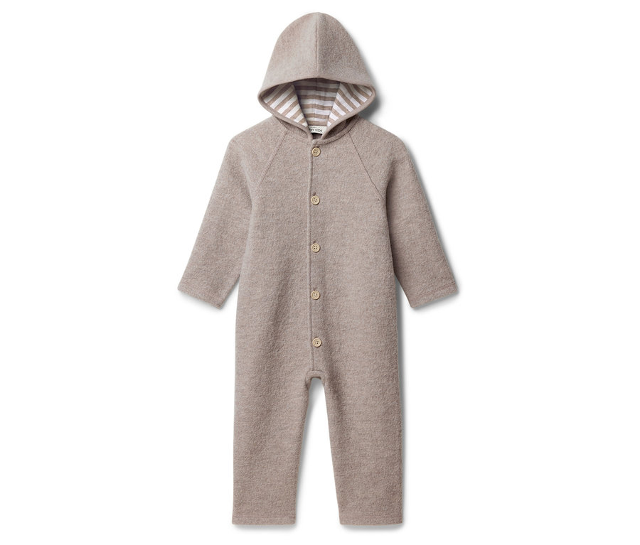 Beżowy kombinezon z wełny z kapturem i zapięciem na guziki.
