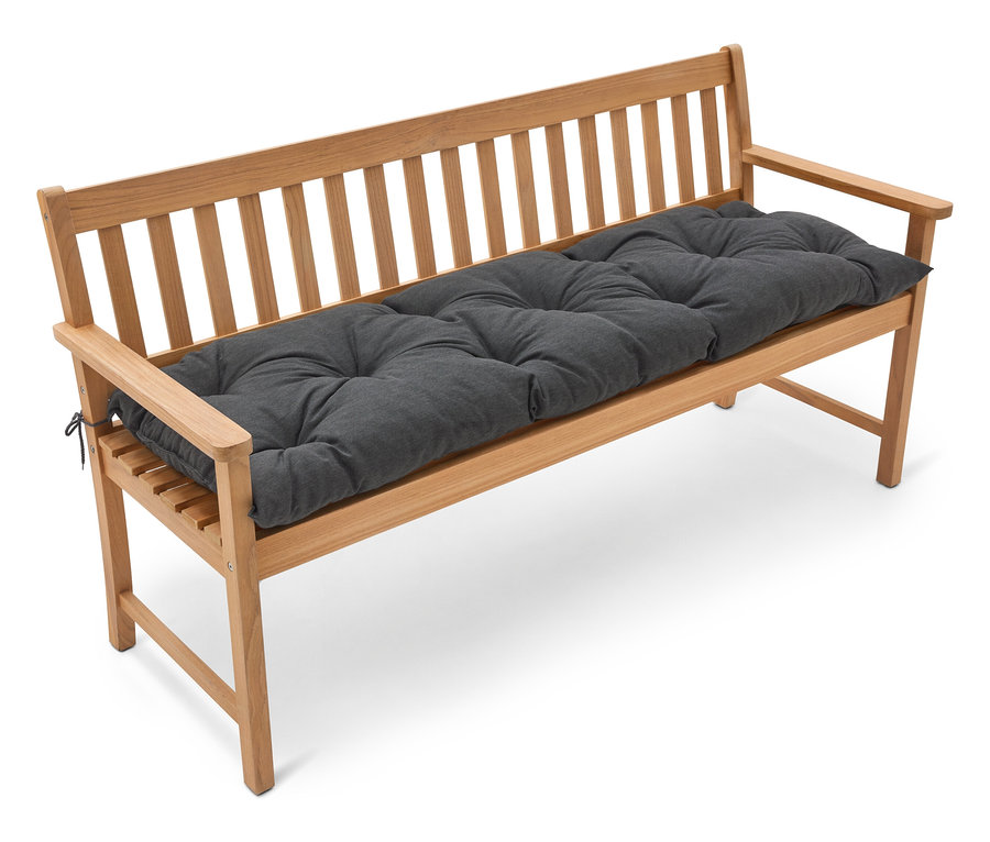 Jasnobrązowa drewniana ławka ogrodowa z długą, szarą poduszką do siedzenia.