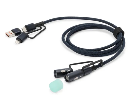 Niebieski kabel ładujący z końcówkami USB, USB-C i Lightning oraz dwiema małymi lampkami LED i silikonową nakładką leży na białym tle.