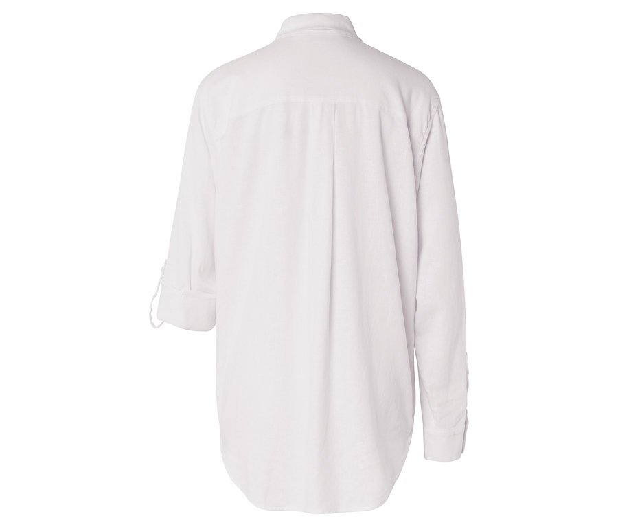 Widok z tyłu białej koszuli z długim rękawem i kołnierzykiem.