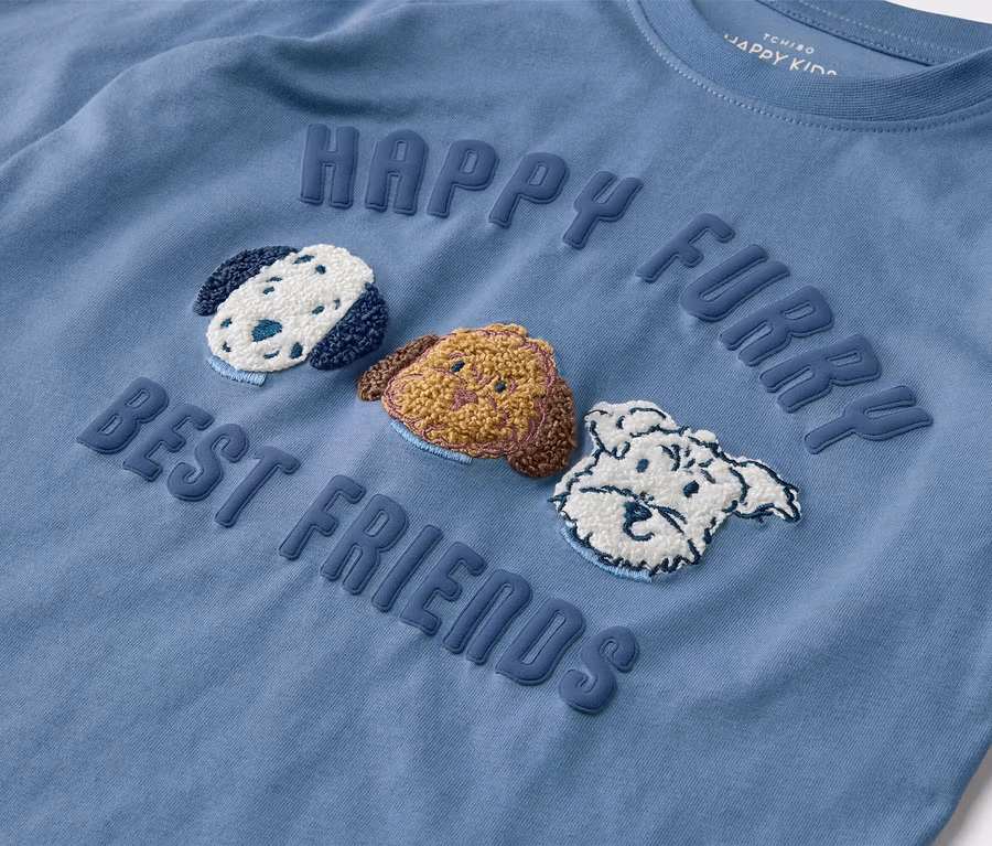 Niebieska koszulka z długim rękawem z napisem „Happy Furry Best Friends” i trzema haftowanymi wizerunkami psów.