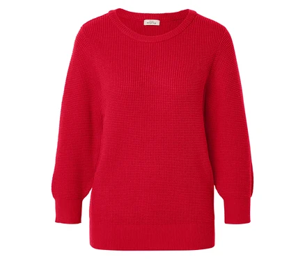 Czerwony sweter z okrągłym dekoltem.