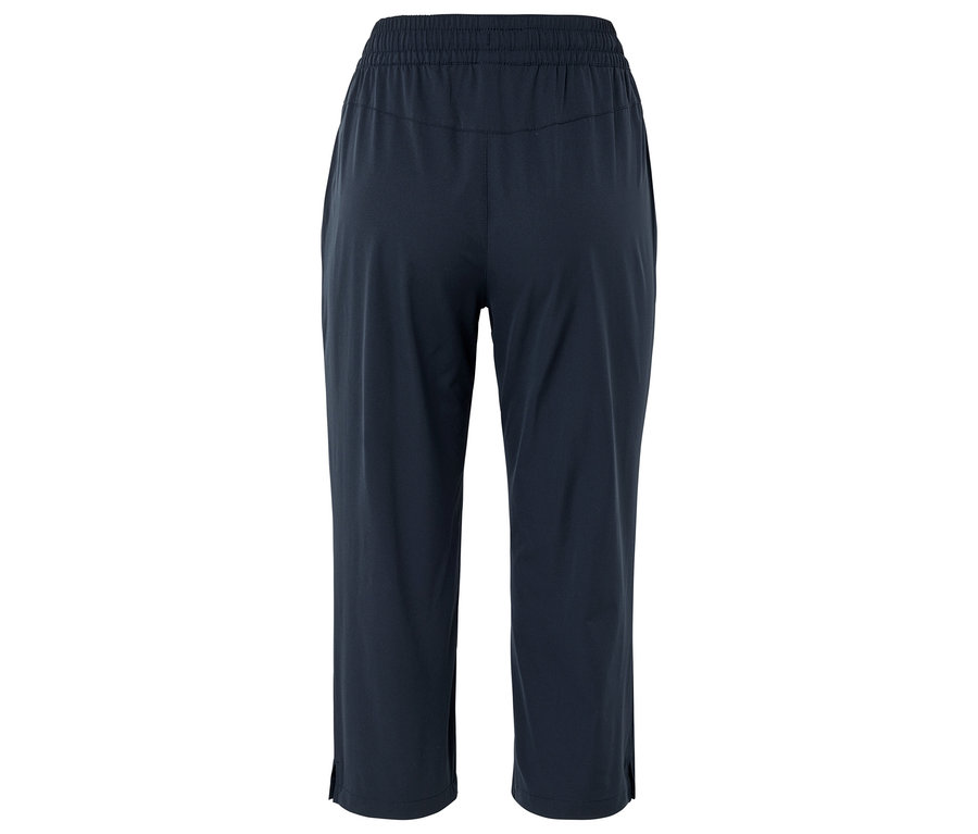 Granatowe, luźne spodnie z gumką i bocznymi rozcięciami, sfotografowane od tyłu.