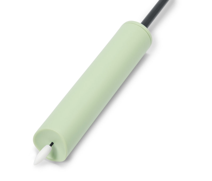Zbliżenie miętowo-zielonego pisaka z czarną końcówką na białym tle.