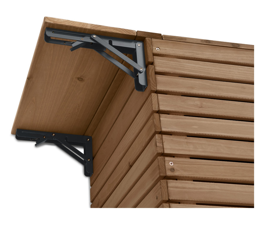 Zbliżenie drewnianej chaty z czarnymi składanymi wspornikami stołu.