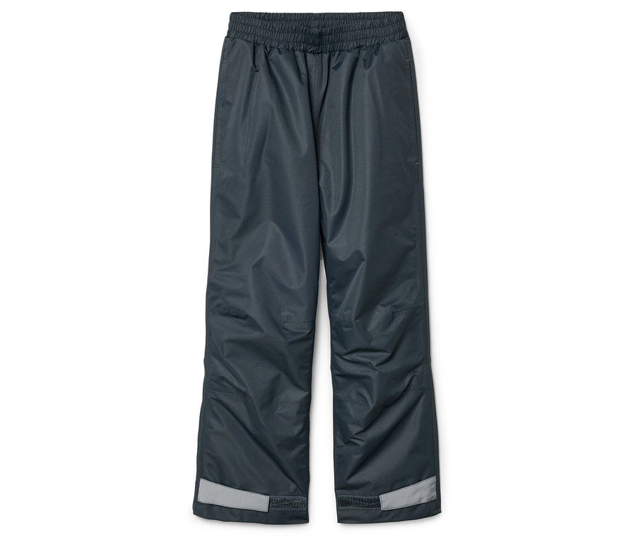 Szare spodnie przeciwdeszczowe z gumką w pasie i odblaskami na końcach nogawek leżą na białym tle.