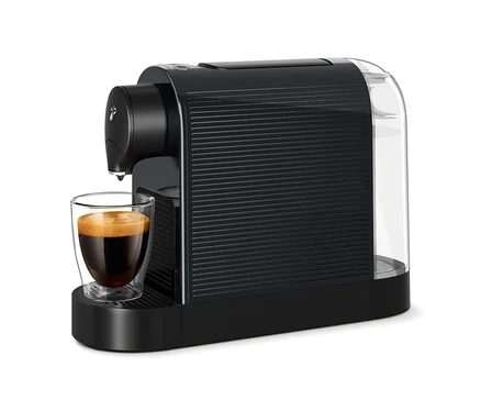 Kawa spływa do szklanki z czarnego ekspresu do kawy Cafissimo pure+.