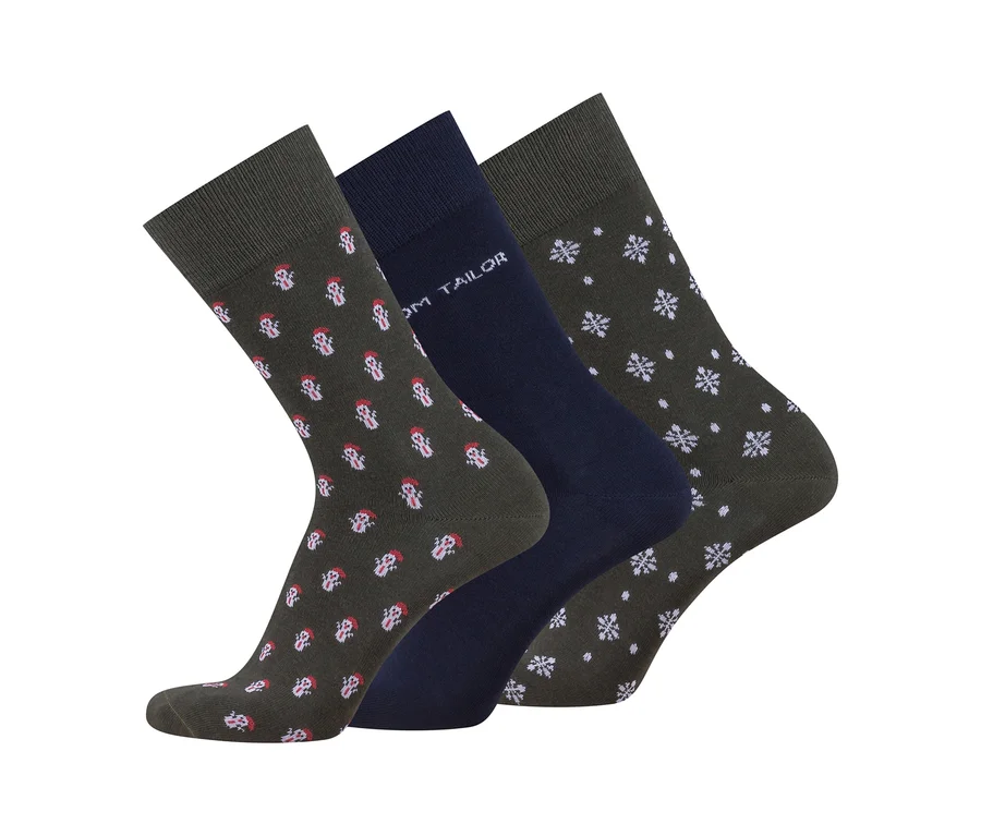 Trzy skarpetki: ciemnozielona ze wzorem bałwanków, granatowa z napisem "OM TAILOR" i ciemnozielona ze wzorem płatków śniegu.