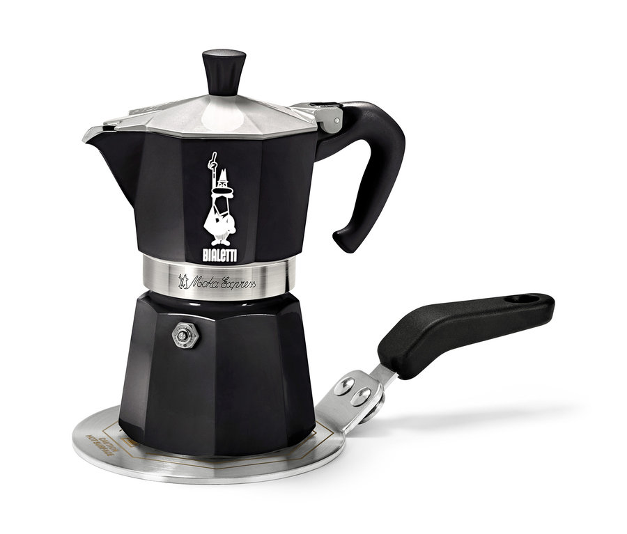 Czarna kafetierka Bialetti Moka Express stoi na srebrnej płycie kuchennej.