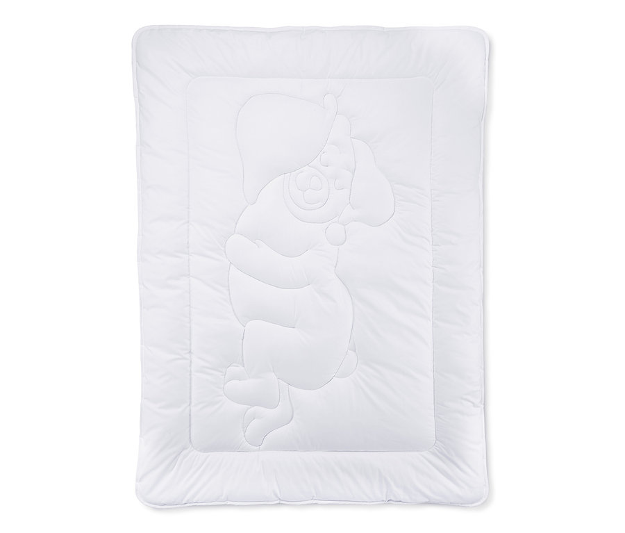 Biała, pikowana kołdra i poduszka dziecięca z wytłoczonym wzorem misia.