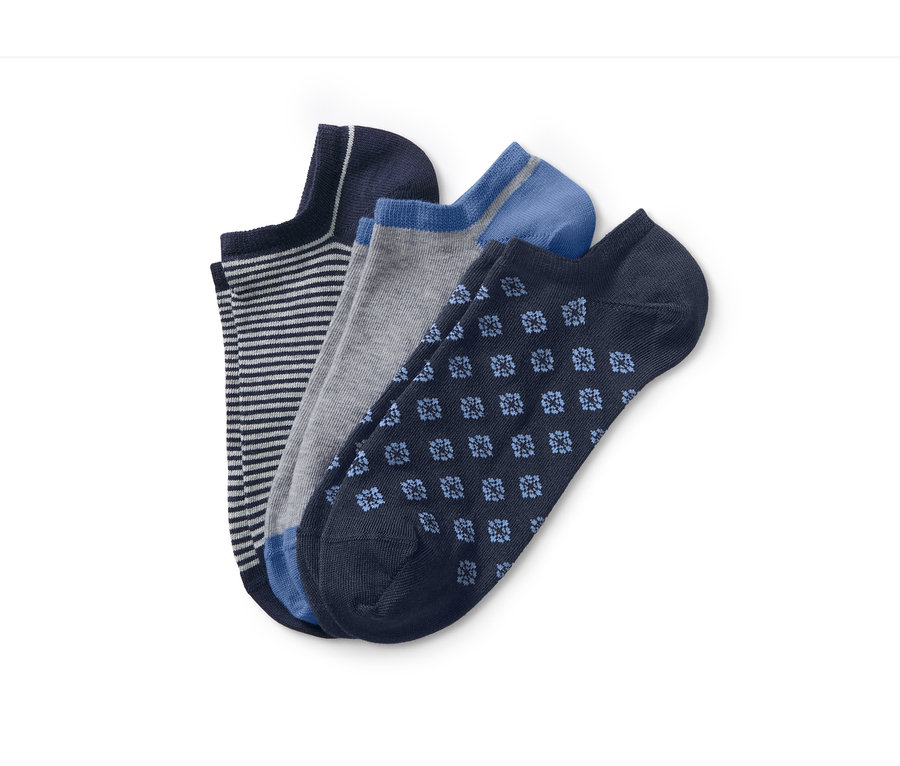 Trzy pary damskich stopek do butów sportowych.