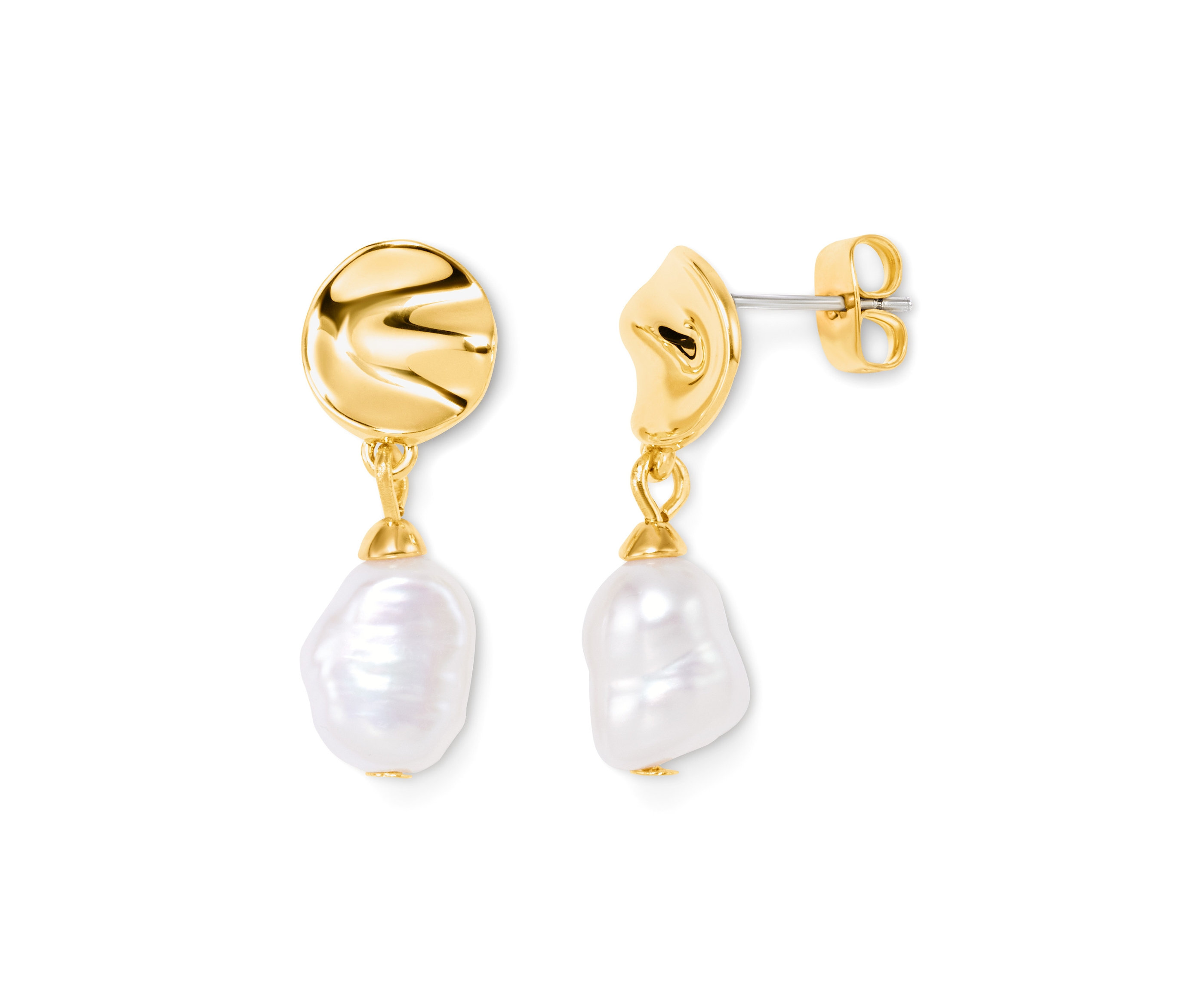 Szczegół dwóch pozłacanych kolczyków na sztyft ze słodkowodną perłą hodowlaną.