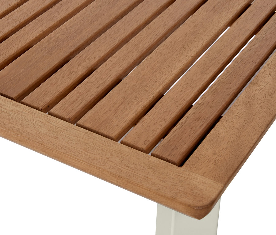 Fragment rozsuwanego stołu »Liska« z drewna eukaliptusowego z listwowym blatem i białą nogą.