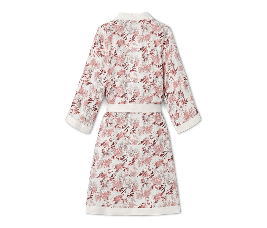 Widok z tyłu na szlafrok-kimono we wzór kwiatowy.