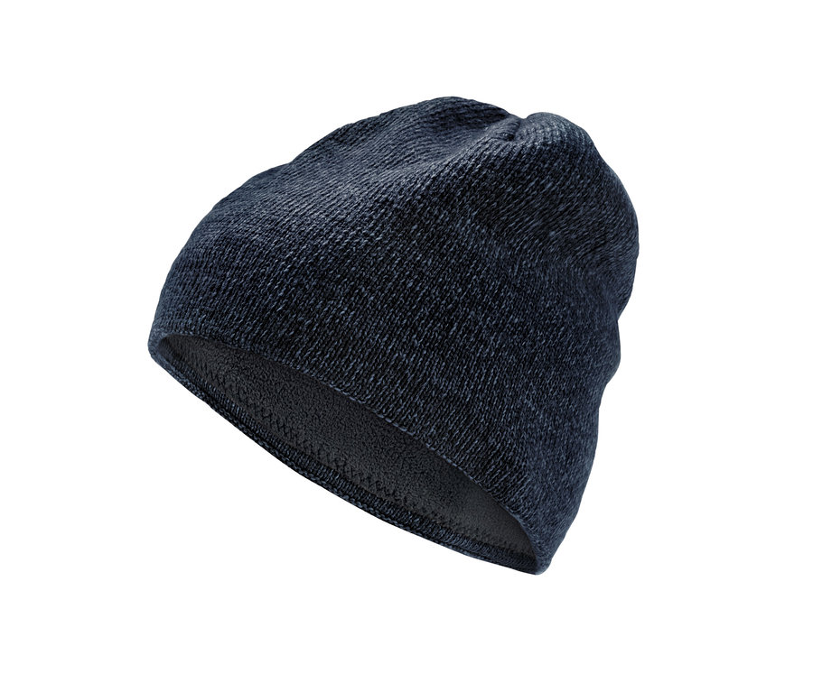 Granatowa czapka z dzianiny.