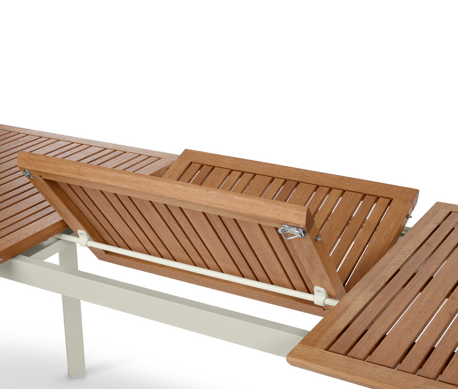 Szczegół rozsuwanego stołu »Liska« z drewnianym blatem i metalową ramą.