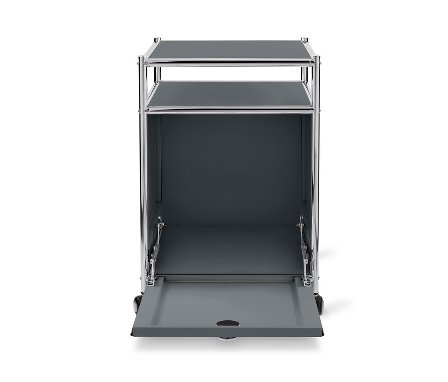 Szary metalowy kontener na kółkach »CN3« z otwartą klapą.