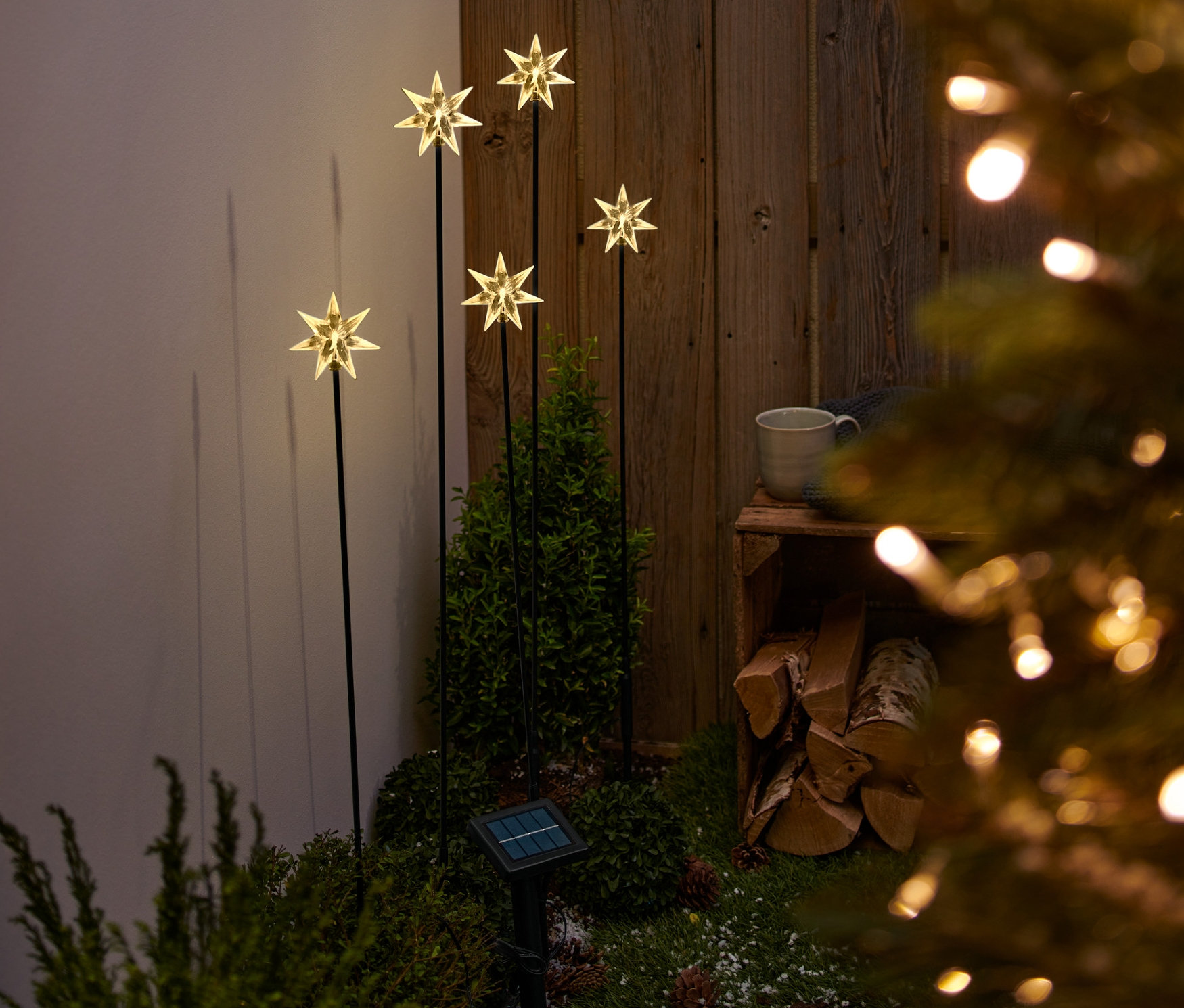 Pięć pałeczek solarnych w kształcie gwiazd w ogrodzie.