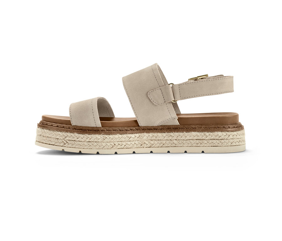 Beżowe sandały skórzane na platformie z brązową podeszwą.